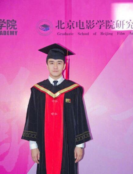 翟天临学术风波后首露面照片 头戴帽子面戴口罩包裹严实不见真容
