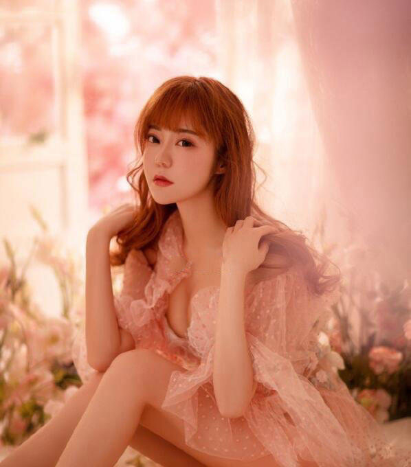 YY千万粉丝主播星妹妹，赚钱不为买车买房，一年花400万拍写真