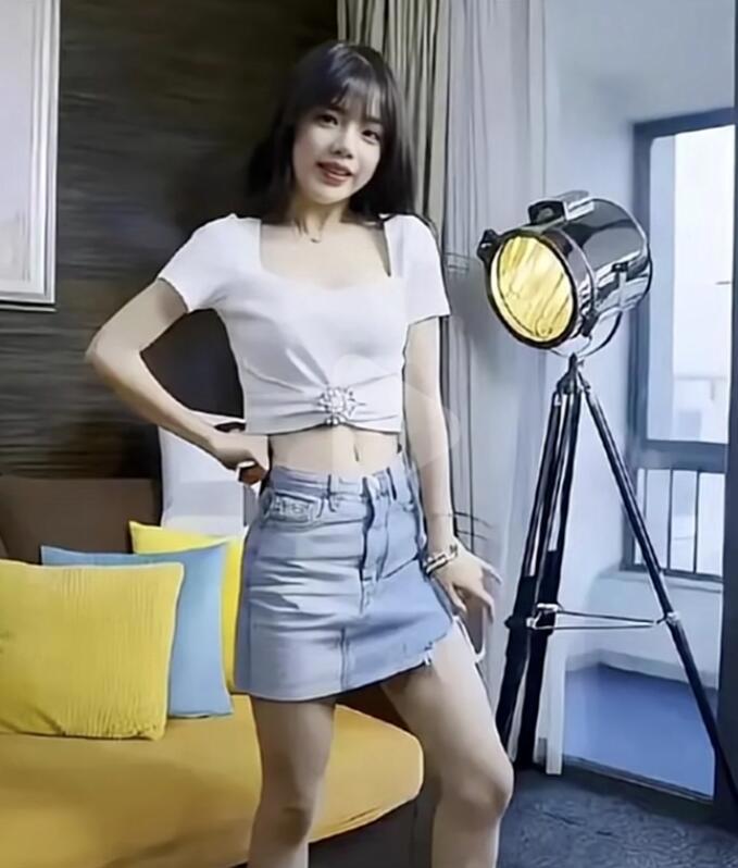 “三部封神”的潘甜甜复出开直播?成都美女长相酷似潘甜!