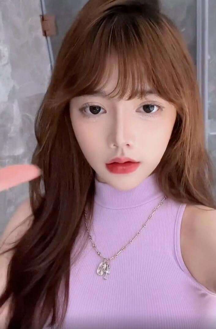 “三部封神”的潘甜甜复出开直播？成都美女长相酷似潘甜！