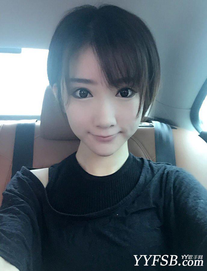 LOL主播郭mini在微博晒出大量直播性感截图