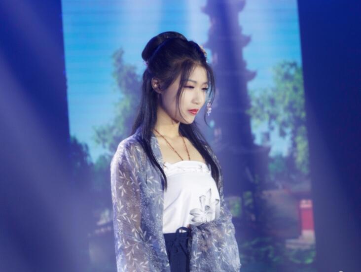 赵方婧个人资料作品走红简介 音阙诗听主唱赵方婧生活照图片