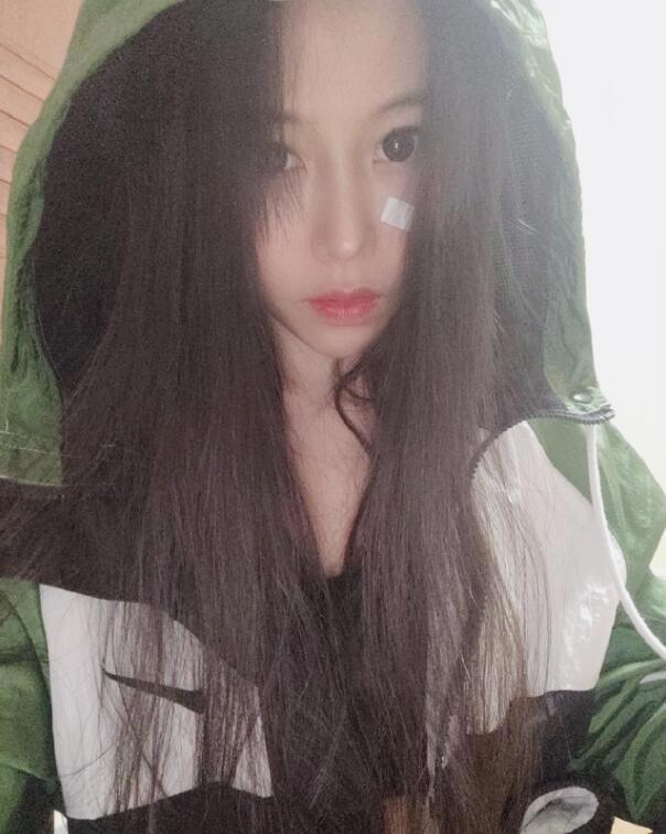 斗鱼三骚卡卡女神回归，在抖音复出开直播，直播现状人气惨淡几个人看