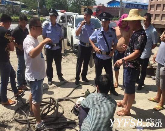 网络直播又摊上事了 快手“粤F蛇哥”直播抓蛇过程被警察抓了