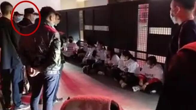 冒充客服被诈骗，辛选直播基地大批粉丝拉横幅声讨，希望辛巴给个说法！