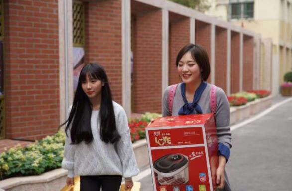 斗鱼主播开启“我想活”公益直播 旭旭宝宝搭档美女主播羞涩