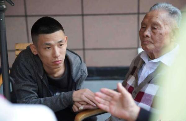 斗鱼主播开启“我想活”公益直播 旭旭宝宝搭档美女主播羞涩