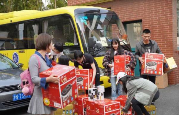 斗鱼主播开启“我想活”公益直播 旭旭宝宝搭档美女主播羞涩