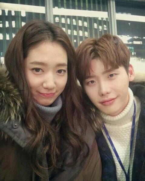 李钟硕朴信惠恋情曝光?INS晒“同款”单人照