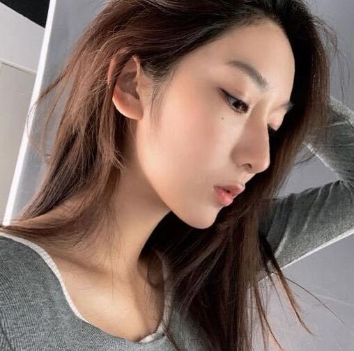 网红都美竹照片写真生活照，因爆料吴亦凡事件走红，颜值和身材都很棒