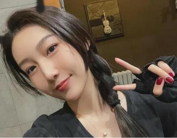 网红都美竹照片写真生活照，因爆料吴亦凡事件走红，颜值和身材都很棒