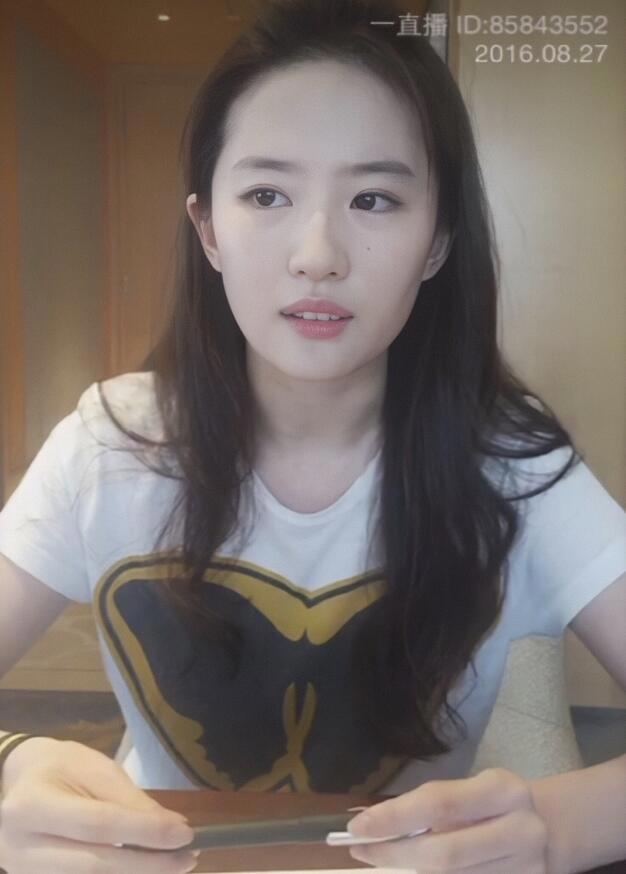 刘亦菲直播视频截图 唯一的一次芭莎公益直播神仙姐姐美到我了