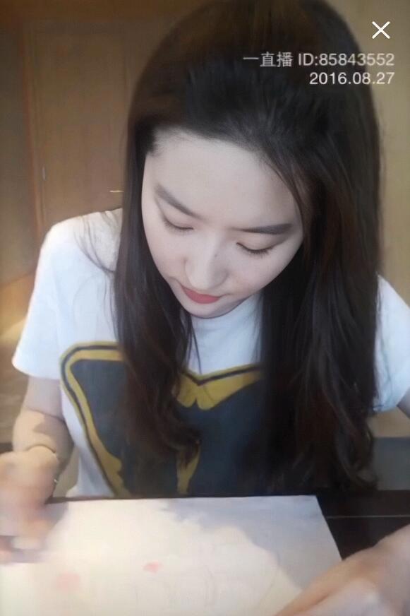 刘亦菲直播视频截图 唯一的一次芭莎公益直播神仙姐姐美到我了