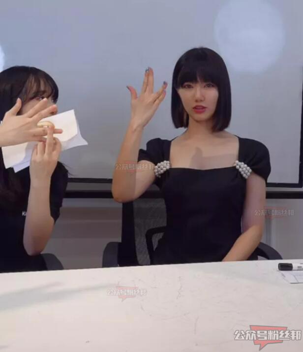 杭州郑女士摘下口罩露脸直播，本人真容的样子很美，郑女士露脸照片视频