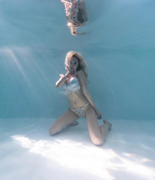 折耳鱼不呼吸再拍泳池写真，改名抖音小小鱼露，小小鱼露最新尺度福利照片