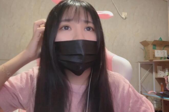 粉丝突破4000万，小团团首次露全脸跳舞图片，发完视频害怕被喷