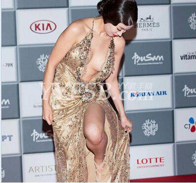 韩国大钟奖红毯变心机秀 众女星玩深V“捆绑”抢镜