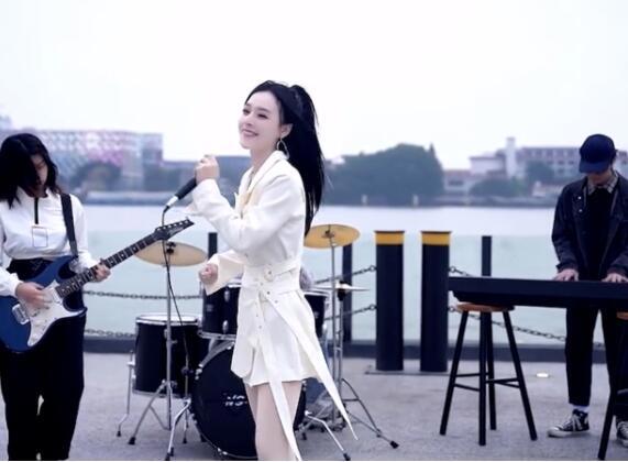 抖音鱼闪闪bling个人资料简介，YY文儿徒弟鱼闪闪生活照，她是如何走红的