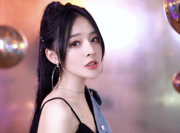 抖音鱼闪闪bling个人资料简介，YY文儿徒弟鱼闪闪生活照，她是如何走红的