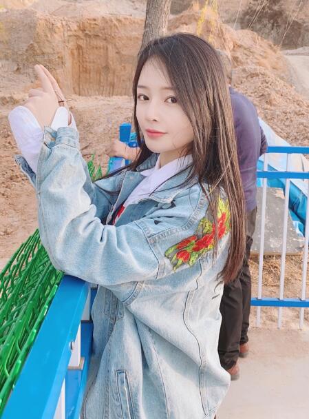 抖音鱼闪闪bling个人资料简介，YY文儿徒弟鱼闪闪生活照，她是如何走红的