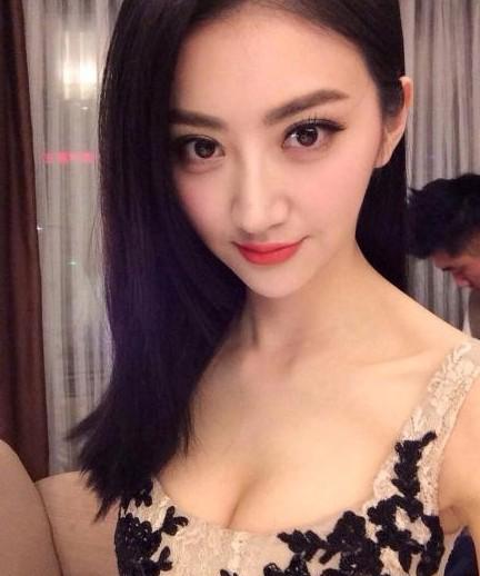景甜晒性感照 网友：女神越来越成熟