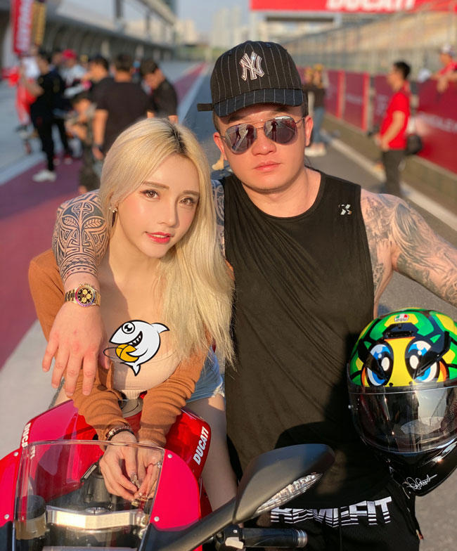 抖音小小鱼露个人资料简介，靠折耳鱼泳池视频走红，个人唯美生活照图片