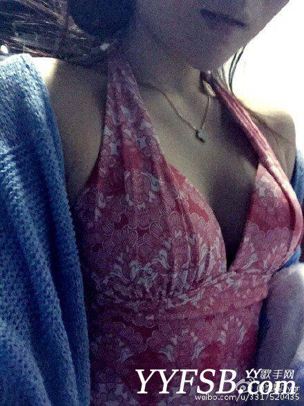 沈曼微博秀性感比基尼“波霸”胸照