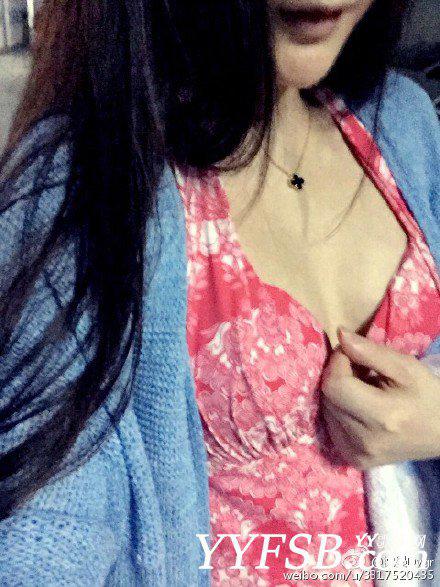 沈曼微博秀性感比基尼“波霸”胸照