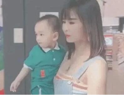抖音“最年轻外婆”火了，打扮年轻时尚，她到底有多少岁？