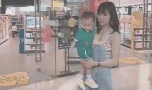 抖音“最年轻外婆”火了，打扮年轻时尚，她到底有多少岁？