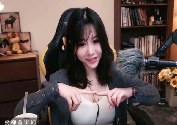 曾经斗鱼“三S”御宅囧卡卡晒出莫发合照 感慨什么都做不了