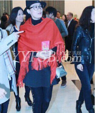 36岁谭晶近照曝光 披红围巾出镜贵妇范儿十足