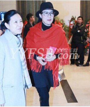 36岁谭晶近照曝光 披红围巾出镜贵妇范儿十足