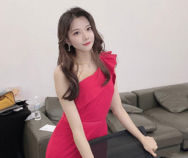 LPL主持骆歆素颜直播，网友直呼真实，直播内容决定了她“上限”