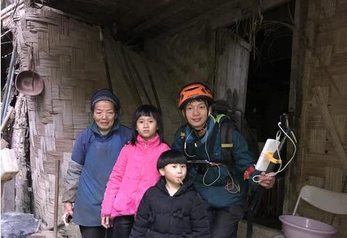 传奇焊工主播叶子《纪实直播》悬崖上的童话镇做成斗鱼户外招牌