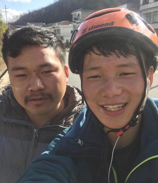 传奇焊工主播叶子《纪实直播》悬崖上的童话镇做成斗鱼户外招牌