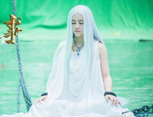 《鬼吹灯之牧野诡事》神仙眼和胡八一什么关系