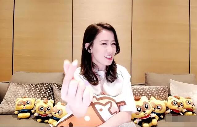 佘诗曼做客YY直播大明星，分享《燕云台》花絮，比“心”点赞太平王