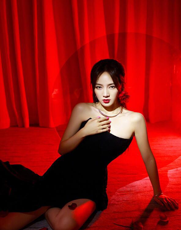 孟佳半裸性感写真图片，孟佳高清福利写真，孟佳图片壁纸大全欣赏下载