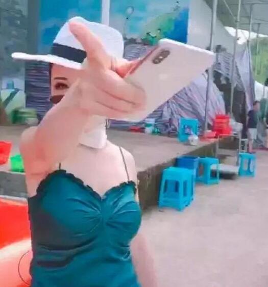 保时捷女车主住处曝光 所长夫人月姐开豪车家住700万豪宅别墅