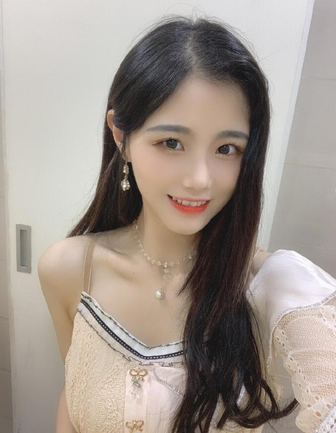 GNZ48卢静个人资料，因直播间喊救命啊事件再次走红，卢静生活照图片