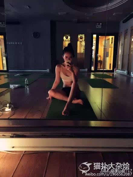 央视美女主播秀瑜伽照 香汗淋漓低胸诱惑