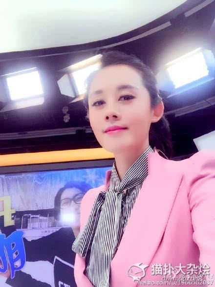 央视美女主播秀瑜伽照 香汗淋漓低胸诱惑