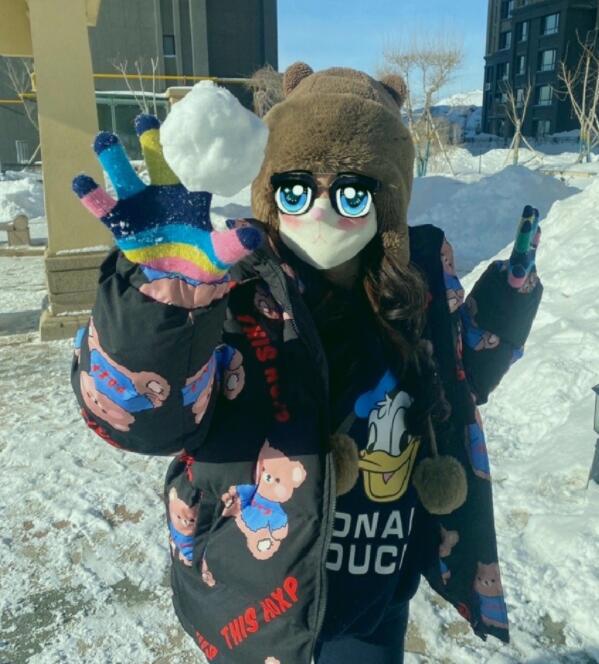 抖音可爱屁个人资料她长啥样，她靠萝莉搞怪声音走红，千万粉丝露脸长得像球球