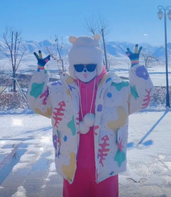 抖音可爱屁个人资料她长啥样，她靠萝莉搞怪声音走红，千万粉丝露脸长得像球球