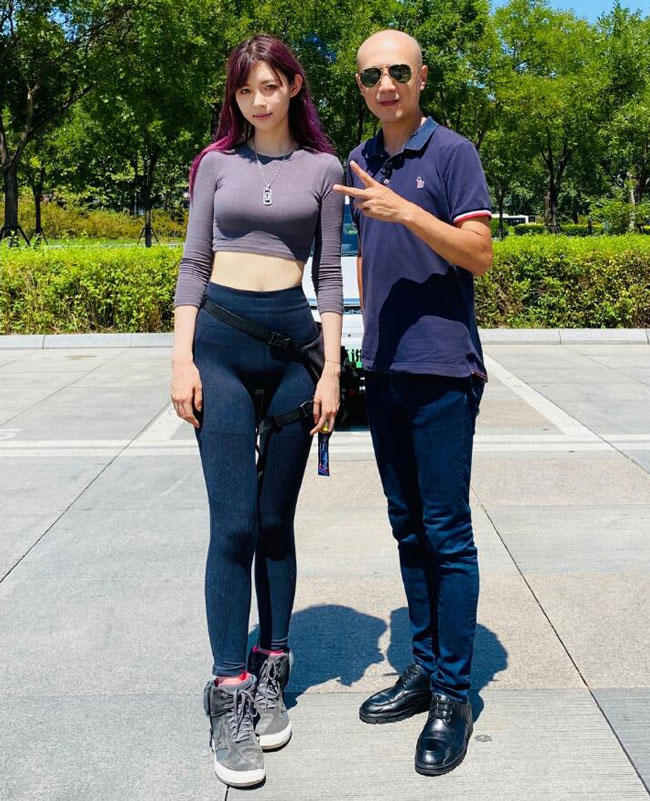 抖音机车美女“痞幼”身材一流，和虎哥等合拍视频，却因“睡衣照”泄露爆红