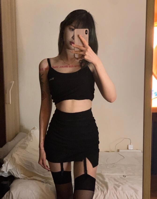 抖音机车美女“痞幼”身材一流，和虎哥等合拍视频，却因“睡衣照”泄露爆红