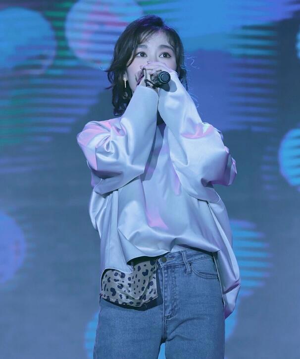 郁可唯生日直播，与粉丝同庆生，紫色卫衣小黄帽很接地气