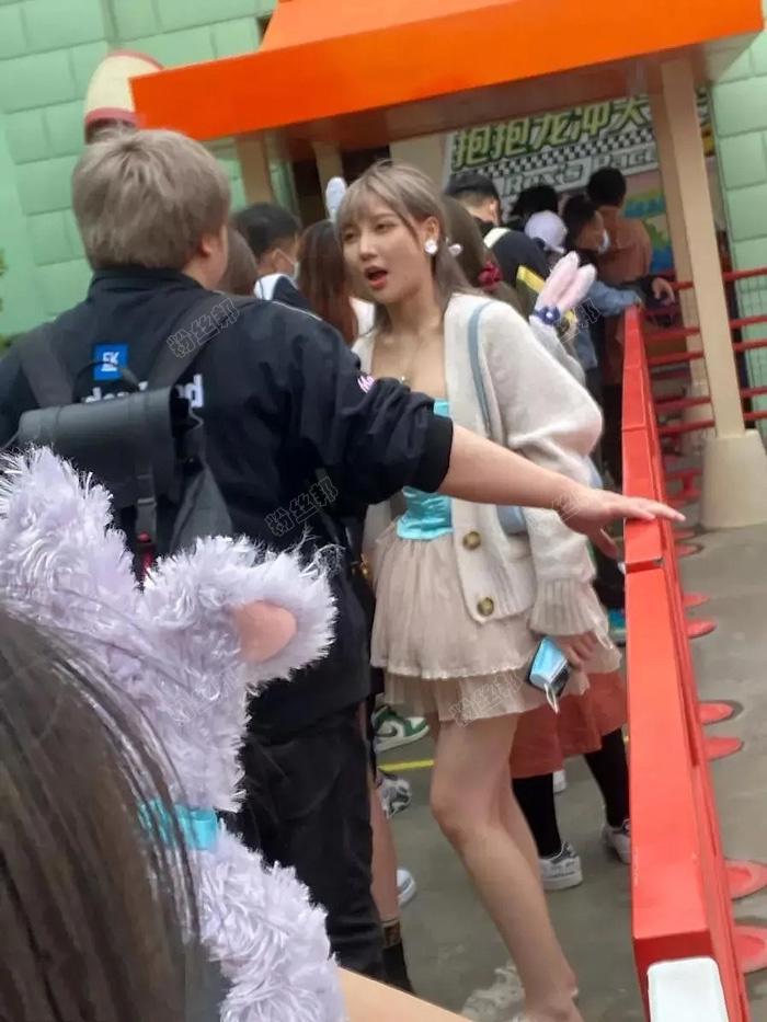 米娜Minana呀疑似与榜一“陈雅楠cyn”迪士尼游玩排队，被粉丝偶遇拍下照片