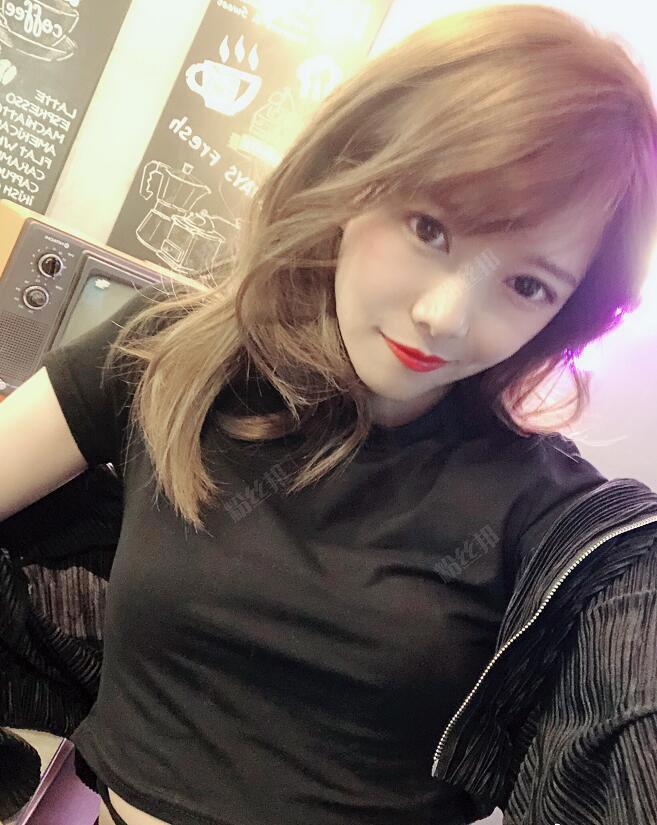 斗鱼主播lol解说骆歆个人资料简介，骆雨婷生活照衣服滑落GIF事件